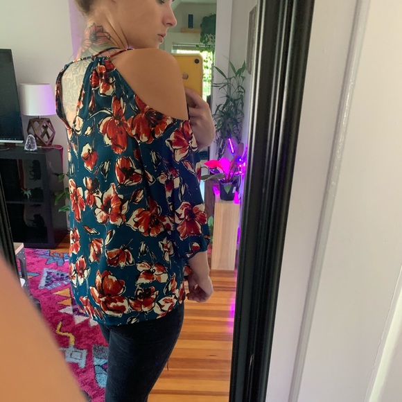 Floral strappy open shoulder shirt - Picture 6 of 10